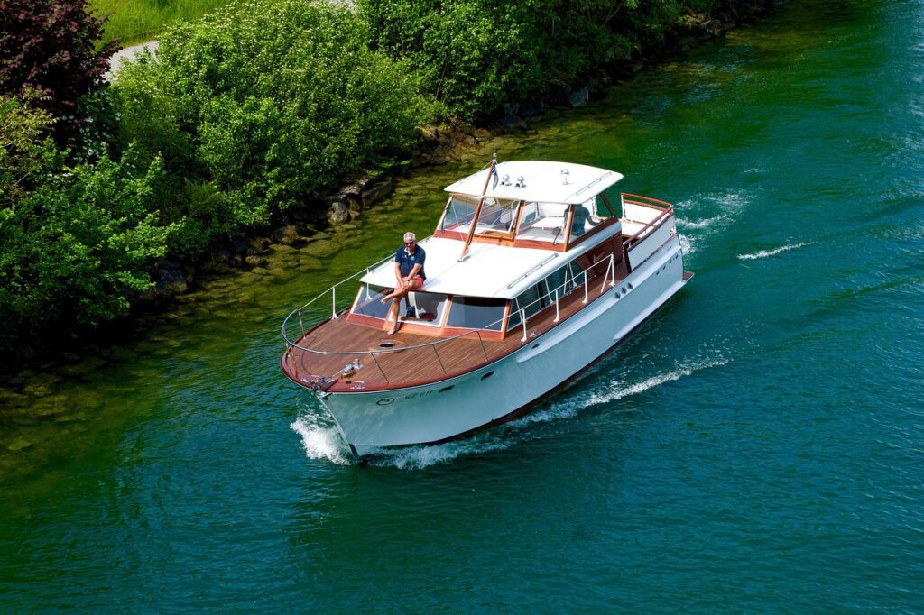 water channel, yacht, boat-813680.jpg